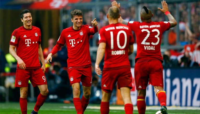 Jugadores del Bayern Munich celebran un gol contra Stuttgart