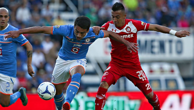 Juan García Sancho y Fernando Uribe pelean un balón