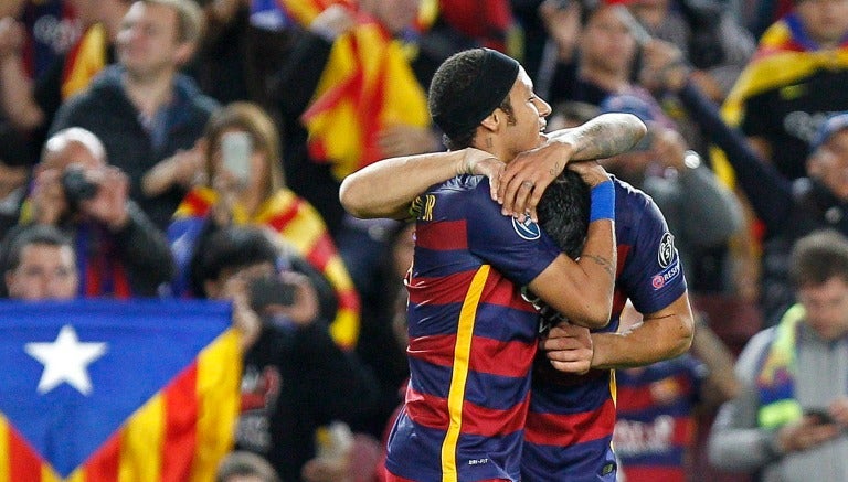 Neymar festeja junto a Luis Suárez