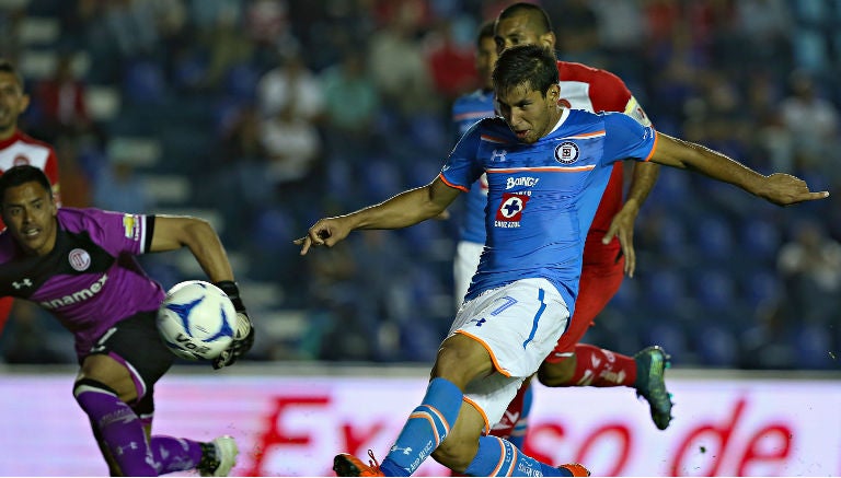 Jorge Benítez anota el gol de Cruz Azul