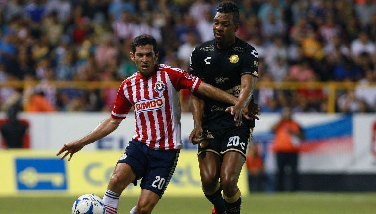 Israel Castro y Roberto Nurse pelean por un balón