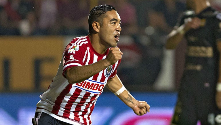 Marco Fabián festeja el gol contra el Gran Pez