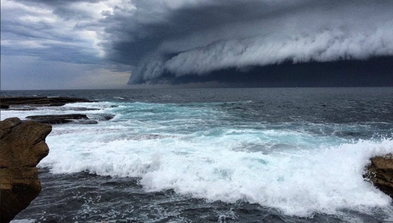 Enorme nube sobre el mar en Sydney