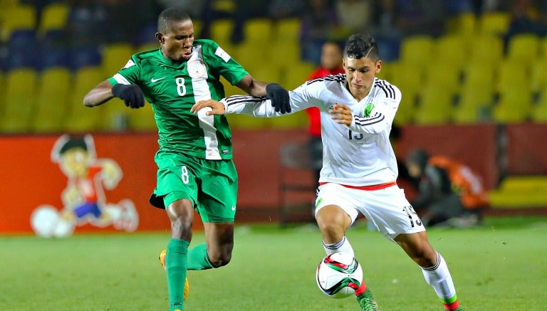 Samuel Chukwueze pelea un balón con Edwin Lara