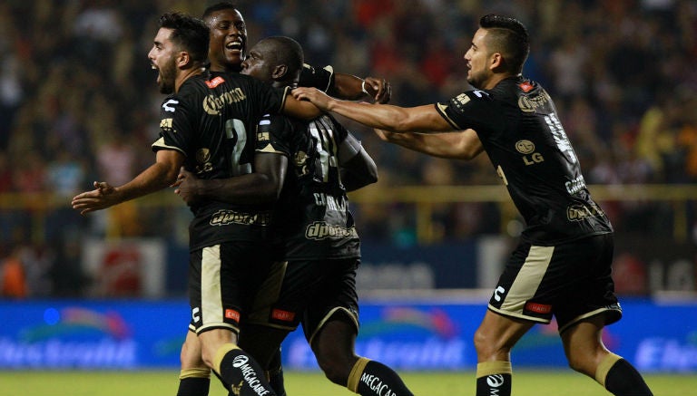 Jugadores de Dorados en festejo de un gol