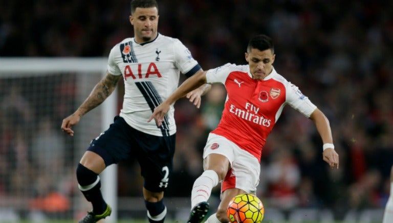 Alexis Sánchez con la marca de Walker en el duelo de Premier