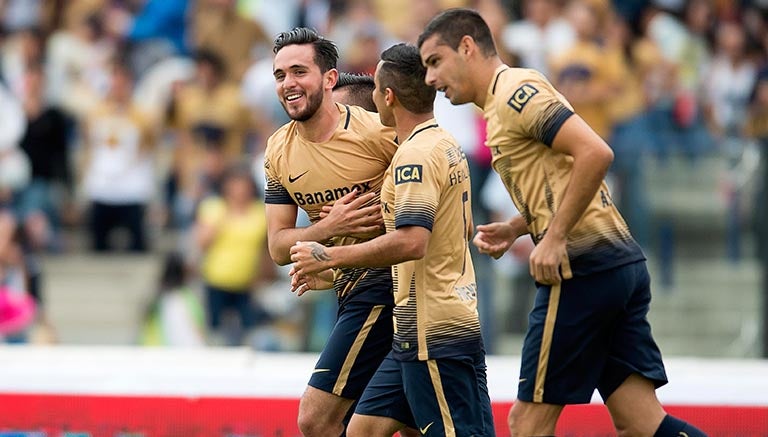 Jugadores de Pumas festeja el gol de Quintana