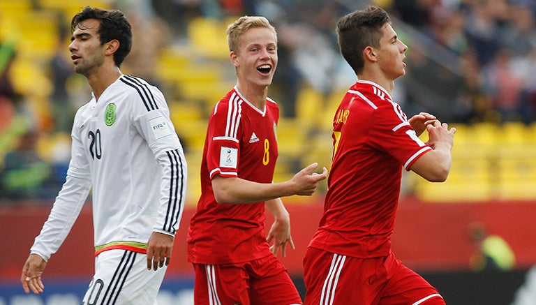 Jugadores de Bélgica festejan gol contra México