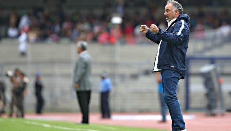 Memo Vázquez dando instrucciones a sus jugadores en CU