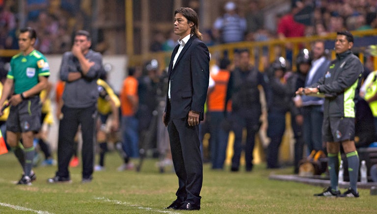 Almeyda observa el juego en el Banorte