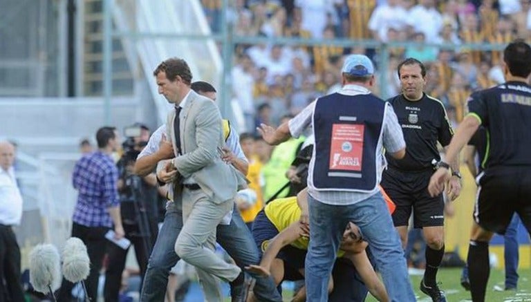 Momento en que la seguridad detiene al intruso