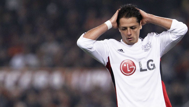 Chicharito se lamenta en juego del Leverkusen