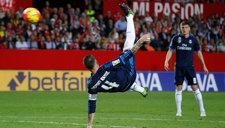 Sergio Ramos, realizando la chilena que le daría la ventaja al Madrid contra Sevilla