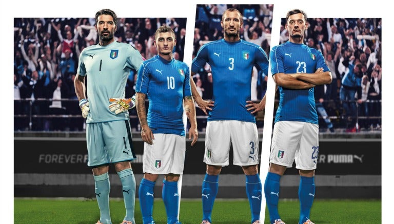 Los jugadores de Italia modelan el nuevo uniforme