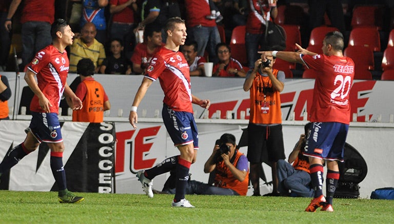 Jugadores de Veracruz festejan un gol