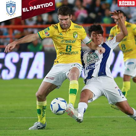 Mauro Boselli y Erick Gutiérrez pelean por un balón