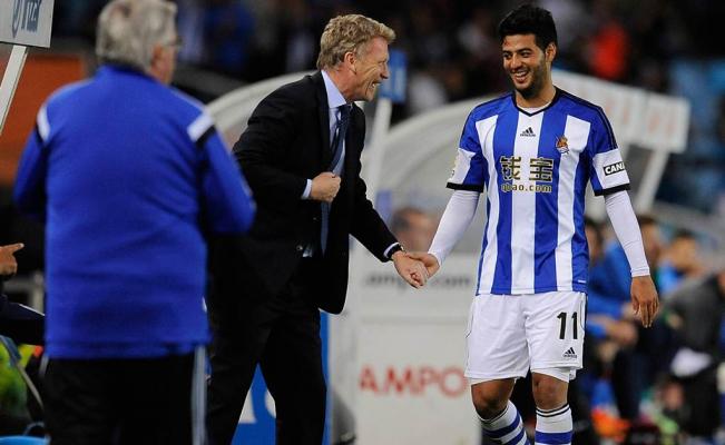 David Moyes junto a Carlos Vela en un partido de la Real Sociedad