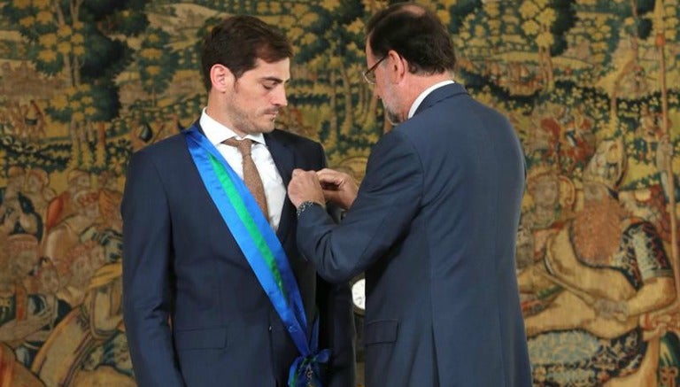 Rajoy coloca la distinción a Casillas