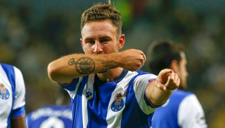 Miguel Layún celebrando una anotación con el Porto