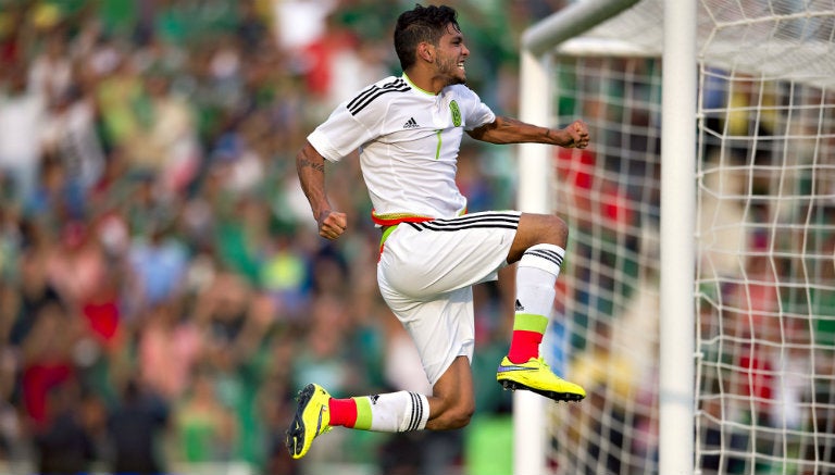 Jesús Corona festeja un gol con el Tri