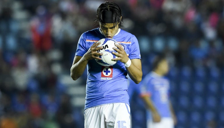 Gerardo Flores besa el balón en el Estadio Azul