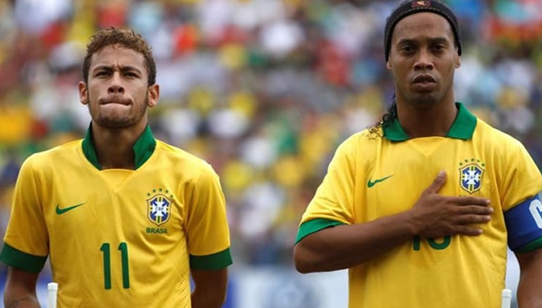 Neymar y Dinho, en un partido de Brasil