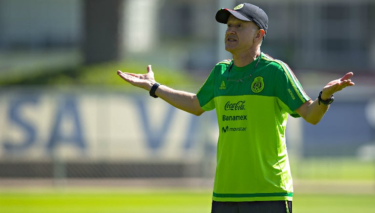 Osorio en entrenamiento de la Selección Mexicana