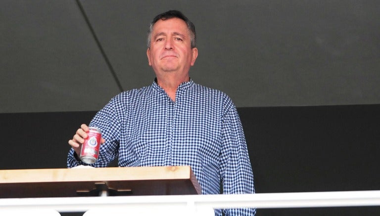 Jorge Vergara, en un palco durante un partido de Chivas