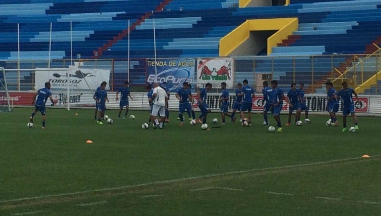 El Salvador entrena en el Cuscatlán