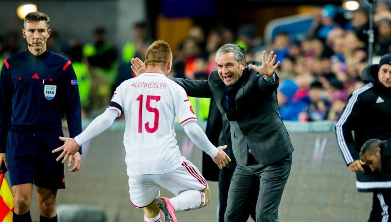 Laszlo Kleinheisler celebra junto a su DT, Bernd Storck, el gol del triunfo húngaro