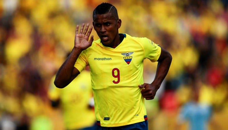 Fidel Martínez festeja un gol contra Uruguay