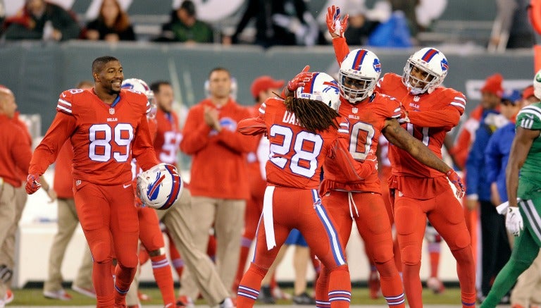 Jugadores de los Bills festejan la victoria