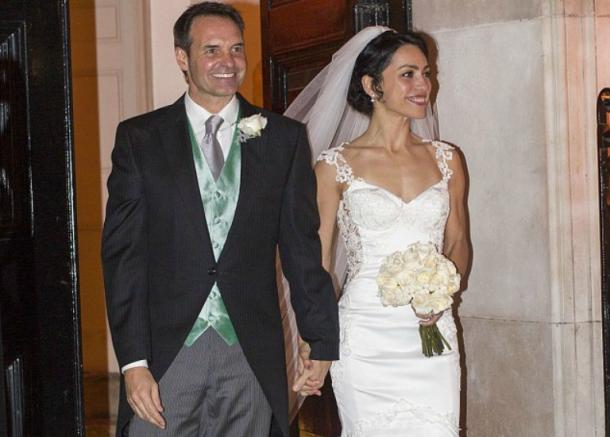 Carneiro y su marido salen de la ceremonia