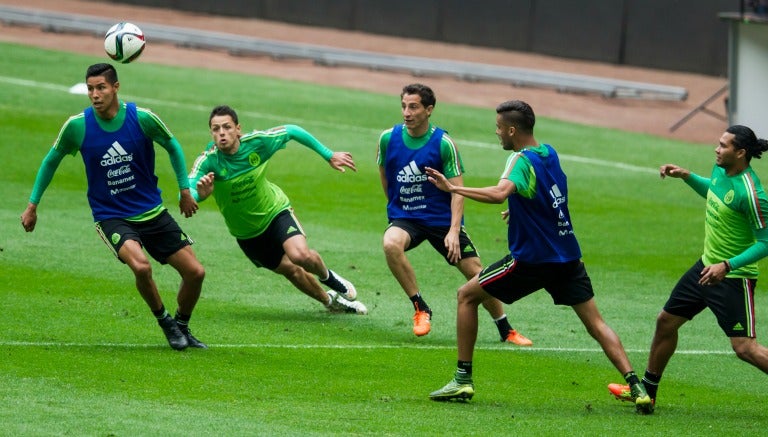 Chicharito y compañeros en entrenamiento