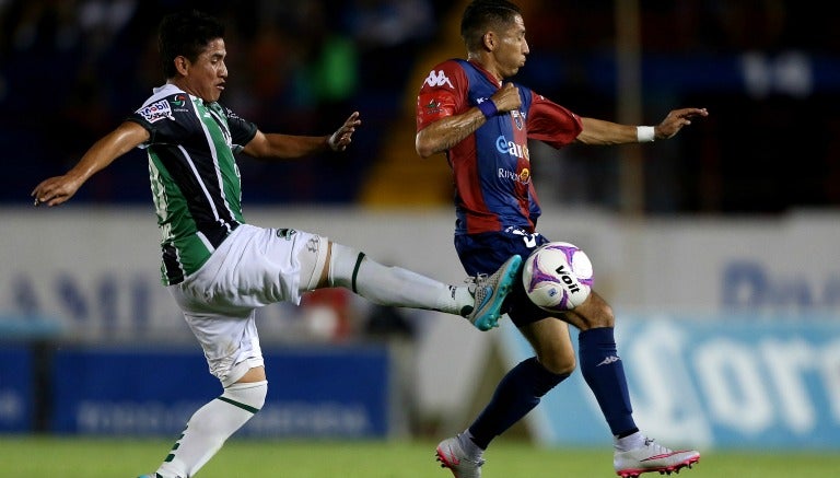 Julio Gómez en un partido con Cafetaleros