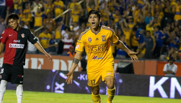 Alan Pulido festeja un gol con Tigres