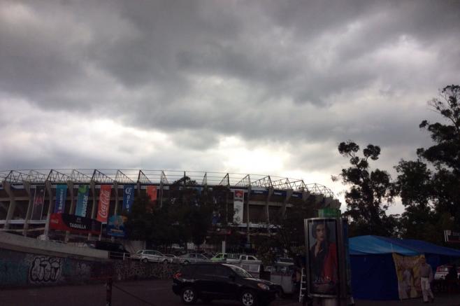 El Estadio Azteca bajo un nublado cielo