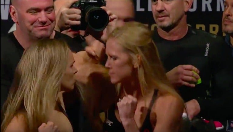 Momento del careo entre Ronda Rousey y Holly Holm