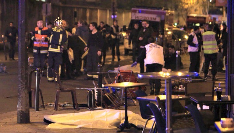 Los elementos de seguridad laboran en una calle de París