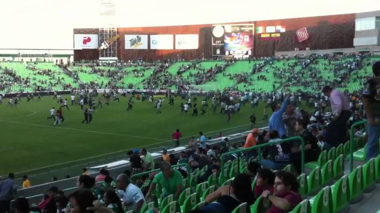 Aficionados corren a refugiarse en el Estadio Corona