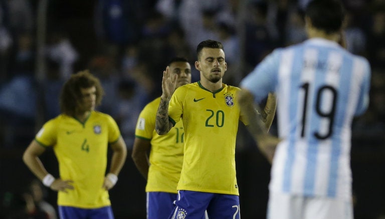 Jugadores de Brasil y Argentina durante el minuto de silencio