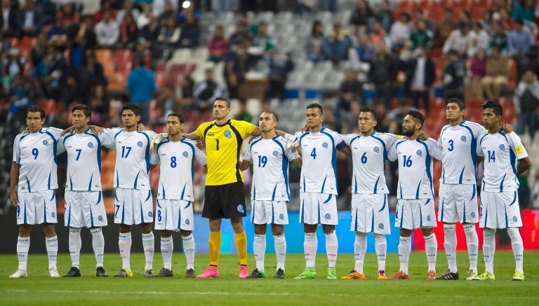 Jugadores de El Salvador durante el Himno