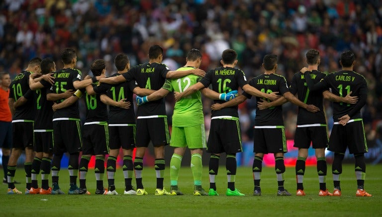 Jugadores del Tri en el minuto de silencio previo al duelo