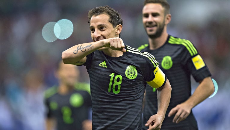 Guardado festeja tras abrir el marcador en el Azteca