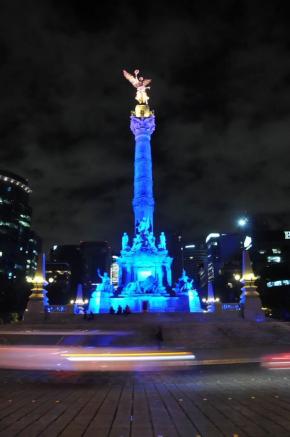 En México el Ángel de la Independencia se pintó de azul, rojo y blanco