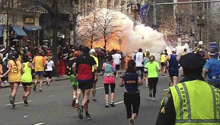 Momento de la explosión en el Maratón de Boston