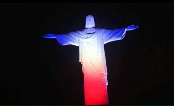 El Cristo Redentor de Brasil con los colores de Francia