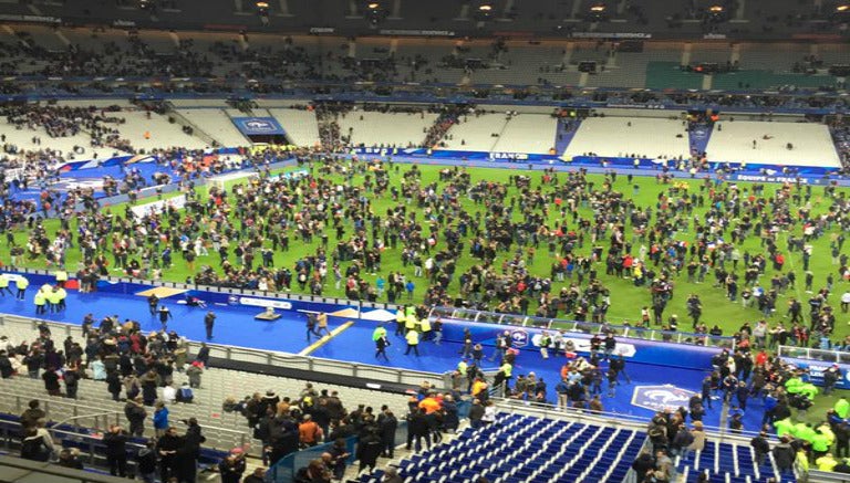 Aficionados se resguardan en la cancha del Stade de France