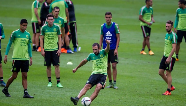 Jugadores del Tri practican penaltis