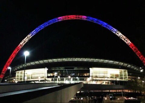 Estadio de Wembley con los colores de la bandera francesa